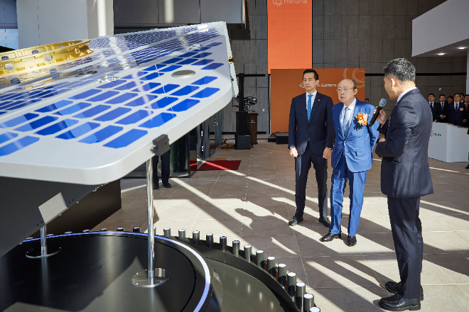 한화그룹 김승연 회장과 김동관 부회장이 세계 최고 수준의 기술력을 갖춘 해상도 15cm급 ‘VLEO(Very Low Earth Orbit) UHR(Ultra High Resolution) SAR(Synthetic Aperture Radar) 위성’의 실물모형을 살펴보고 있다.