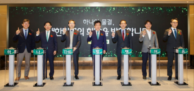(왼쪽부터) 이병선 제주창조경제혁신센터 대표, 강성묵 하나증권 대표이사, 류해일 손님 대표, 함영주 하나금융그룹 회장, 황성엽 금융투자협회장, 이용관 블루포인트파트너스 대표, 유승운 스톤브릿지벤처스 대표가 8일 THE 센터필드 W에서 열린 '하나 THE 발행어음' 상품 출시 기념행사에서 기념촬영을 하고 있다.
