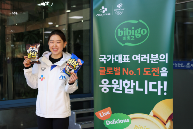 스피드스케이팅 국가대표 김민선 선수가 바삭칩 제품을 들고 기념사진을 찍는 모습