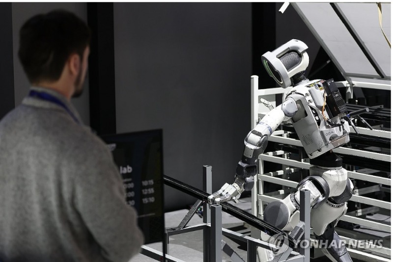 현대차그룹 로보틱스 계열사인 보스턴 다이내믹스사의 휴머노이드 로봇 '아틀라스'가 글로벌 IT 전문매체인 씨넷(CNET)으로부터 'CES 2026 최고의 로봇'으로 선정됐다. 사진=연합뉴스