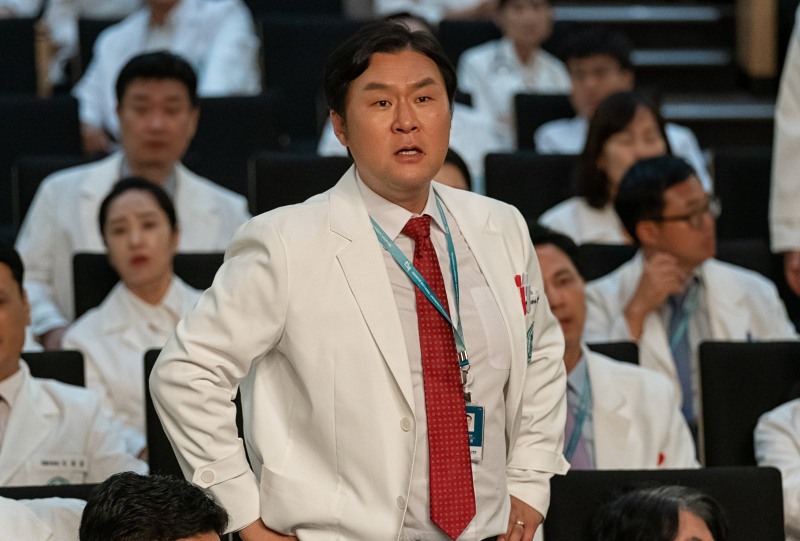 윤경호, 2025년 출연 작품마다 확실한 존재감…2026년에도 활약 ing