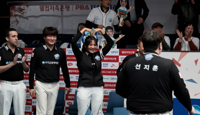승리의 하트를 보내는 우리금융캐피탈 스롱 피아비 / 사진=PBA 제공. 연합뉴스