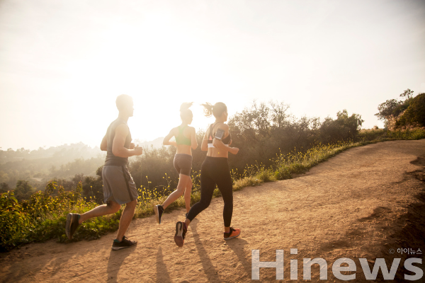 트레일러닝은 신체와 정신 건강에 좋지만, 하체 근력과 장비, 자세 관리 없이는 부상 위험이 크다. (사진 제공=클립아트코리아)