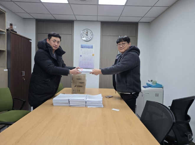 지난 8일 더불어민주당 이용우 의원실에서 오장원 CPA 대외협력위원장(왼쪽)이 이용우 의원실 관계자에게 탄원서를 전달하고 있다. / 사진=CPA 제공