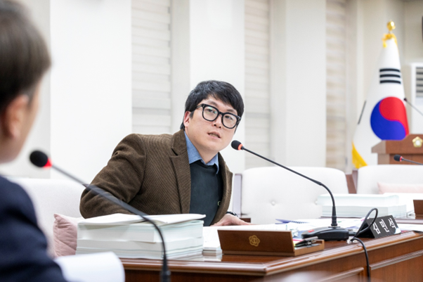 예산결산특별위원회 제4차회의에서 질의하고 있는 강서구의회 김민석의원 (사진=강서구의회)