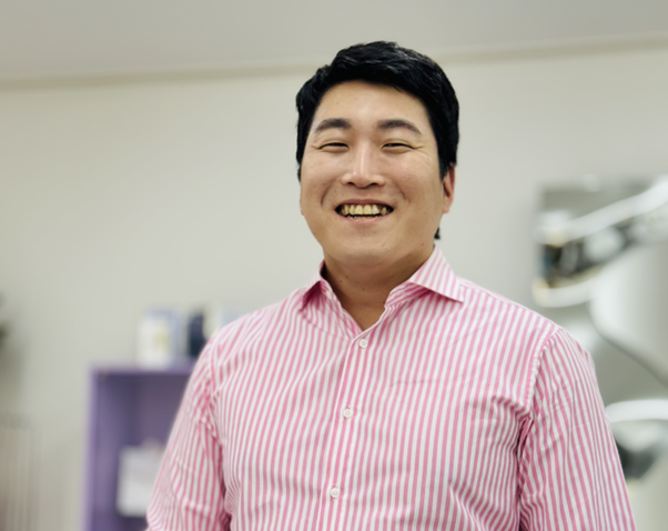 강서구의회 김민석의원이 환한 표정으로 기자를 맞이하고 있다. 일상 속에서 자연스럽게 주민과 소통하는 모습은 출산·육아·안전 등 생활 밀착형 정책을 강조해 온 정치 철학을 상징적으로 보여준다.