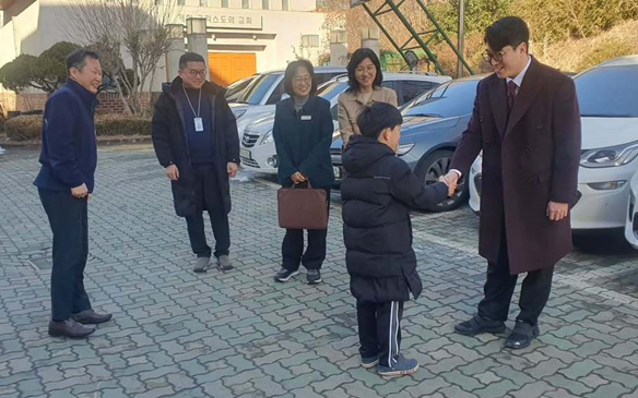 강서구 지온 보육원 현장 방문 현장에서 어린이와 인사를 나누며 주민들과 소통하고 있다. (사진=강서구 김민석의원실)