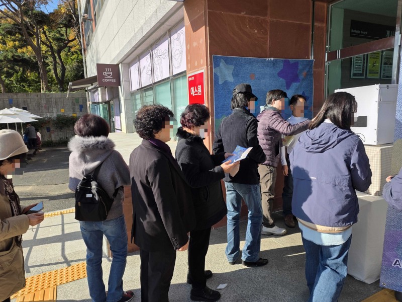 지난 20일 울산 문수실버복지관 축제 현장, 어르신들이 포토네모 부스에서 사진을 찍기 위해 줄을 서고 있다.