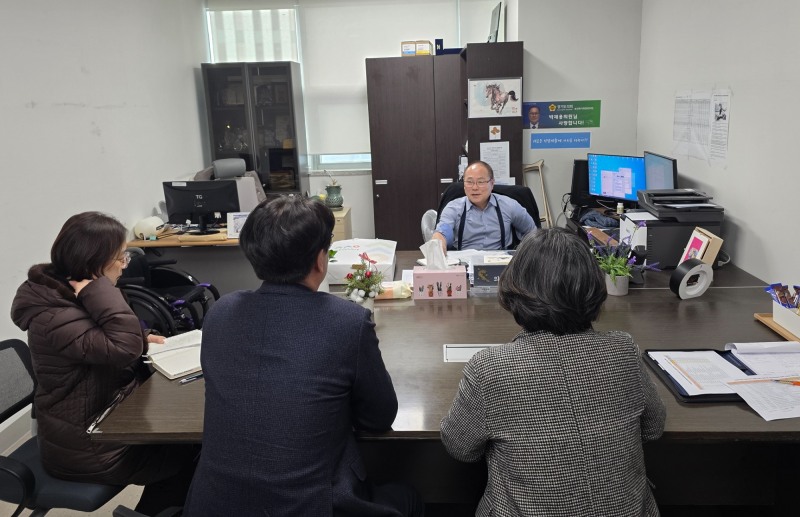 사업 공백을 최소화하기 위한 관계공무원들과 논의 (경기도의회 제공)
