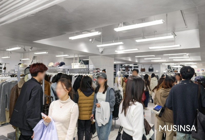 무신사 스토어 상하이 안푸루 방문객 모습 (무신사 제공)