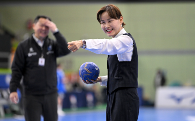 신한 SOL Bank 25-26 핸드볼 H리그 여자부 개막전 시구를 준비하는 국회의원 임오경(더불어민주당, 경기 광명갑)