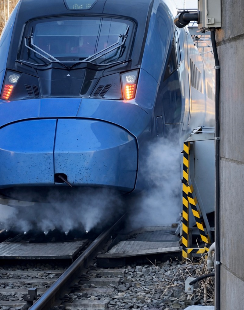 KTX 열차에 착설방지제를 도포하는 모습./코레일