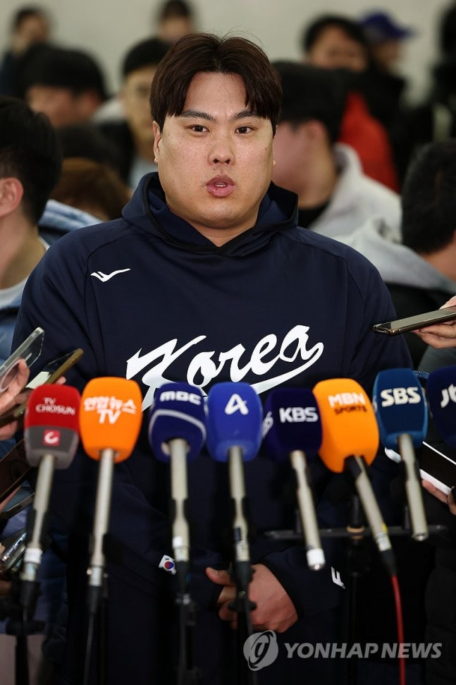 인터뷰하는 류현진