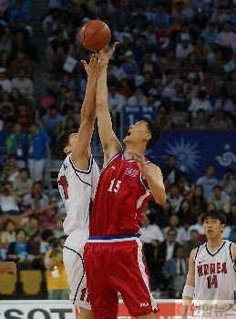 2002년 부산 아시안게임 남북 농구 경기에서 북한 최장신 센터 리명훈(오른쪽)이 점프볼을 다투는 모습