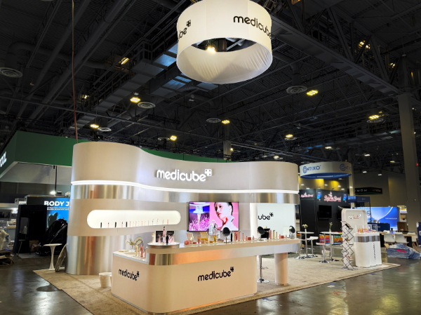 CES 2026에 참가한 에이피알 부스 전경