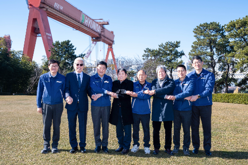HD현대 권오갑 명예회장이 울산 HD현대중공업 영빈관에서 전임 노조 지부장들과 상생 오찬을 가졌다(사진 왼쪽 두 번째부터 정병모 20대 노조 지부장, 권오갑 명예회장, 백형록 21대 노조 지부장, 박근태 22대 노조 지부장, 조경근 23대 노조 지부장, 정병천 24대 노조 지부장) / 사진 = HD현대