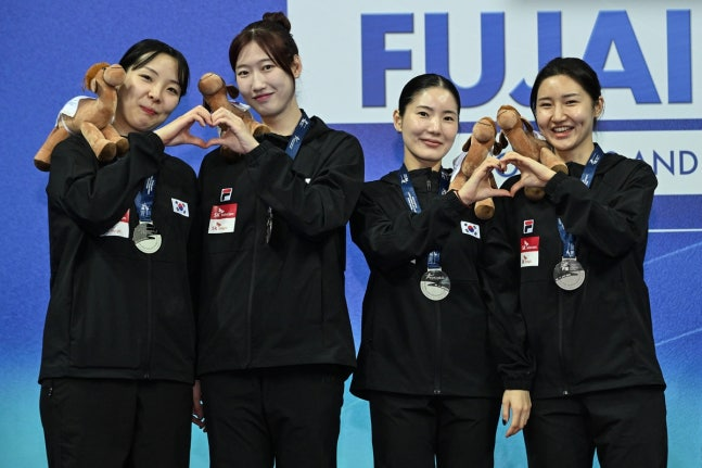 단체전 은메달 목에 건 박진주(왼쪽부터), 임태희, 송세라, 이혜인 / 사진=대한펜싱협회 제공. 연합뉴스