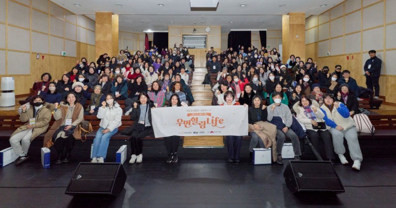 10일 서울 마포구 홍대 다리소극장에서 열린 ‘우먼힐링LIFE’에서 강연을 진행한 김슬기 분당차병원 종양내과 교수(첫째 줄 왼쪽부터 다섯 번째)와 사회를 맡은 이금희 아나운서(첫째 줄 왼쪽부터 여섯 번째)가 행사 참가자 120여명과 함께 기념촬영을 하고 있다./한화손해보험