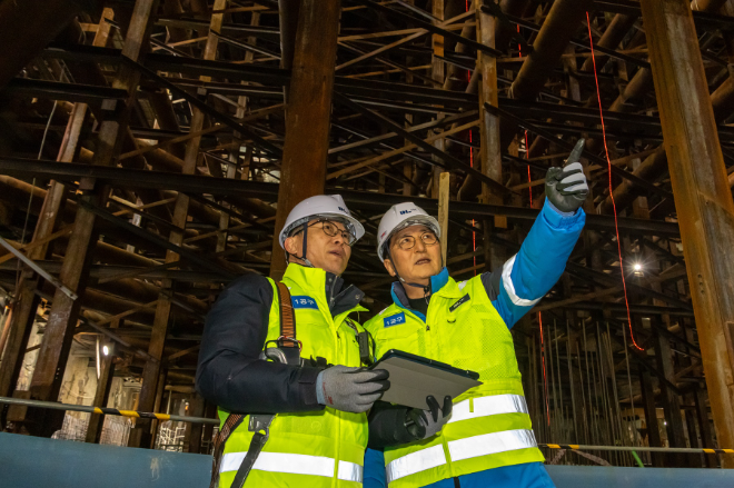 박상신 DL이앤씨 대표(오른쪽)가 지난 10일 영동대로 지하공간 복합개발 1공구 건설 현장에서 안전보건 관리 현황을 점검하고 있다.