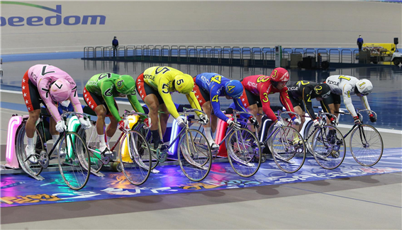 특선급 선수들이 경주를 시작하기 위해 출발대 위에 서있다