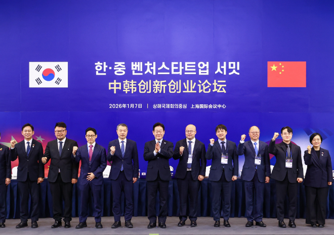 AI·드론 기반 인프라 관리 기술 기업 시엔에스의 안중현 대표가 중국 상하이에서 열린 한·중 벤처 스타트업 서밋에 참가해 양국 스타트업 및 혁신 기업들과 기술 교류의 시간을 가졌다.