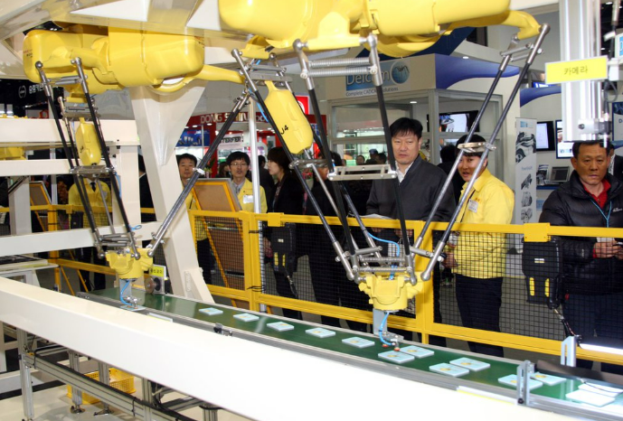 컨베이어벨트 위 제조품이 공정을 거치고 있다. / 사진=연합뉴스