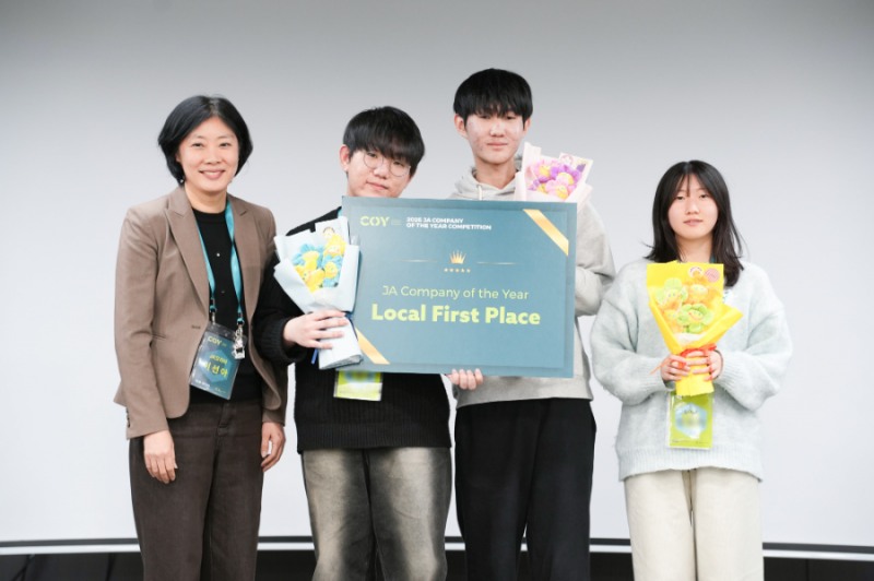 지난 10일 서울 마포구 프론트원에서 진행된 결선 무대에서 팀 ‘노이슈’가 1등상인 2025 JA Company of the Year Local First Place를 수상했다.(왼쪽부터 제이에이코리아 이선아 사무국장, 팀 노이슈 구성원)