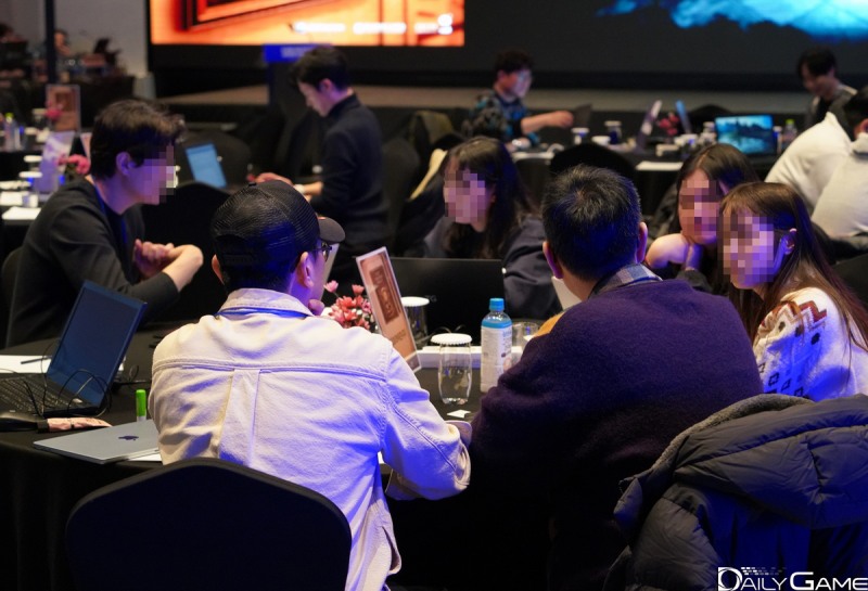 전시와 함께 업체들과 학생들의 상담 시간도 진행됐다.