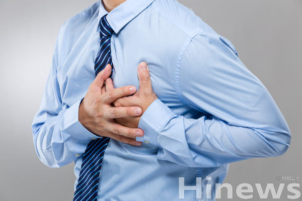 음주 후 반복되는 가슴 두근거림은 심방세동을 포함한 부정맥 신호일 수 있어, 조기 검사와 절주·금연 등 생활 습관 관리가 중요하다. (사진 제공=클립아트코리아)