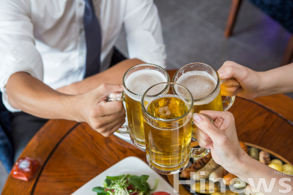 음주량이 늘수록 술 종류와 상관없이 요산 수치가 상승하며, 남성은 소주·여성은 맥주가 통풍 위험과 더 밀접한 것으로 나타났다. (사진 제공=클립아트코리아)