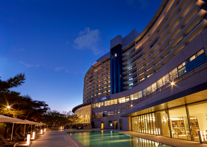 웹투어가 다가오는 2026년 설 연휴를 맞아 국내 숙박과 제주, 패키지 여행을 아우르는 특별 기획전을 선보인다. (이미지 제공=웹투어)