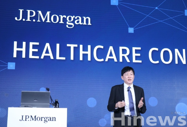존 림 삼성바이오로직스 대표가 2026년 1월 13일(현지시간) 미국 캘리포니아주 샌프란시스코에서 열린 JP모건 헬스케어 콘퍼런스에서 기업 발표를 진행하고 있다. (사진 제공=삼성바이오로직스)