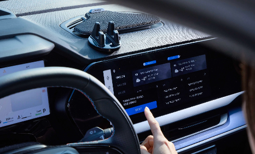 '에이닷 오토'가 미세먼지 지수가 나쁜 상황에서 창문을 닫자고 제안하는 모습 / 사진 = SKT