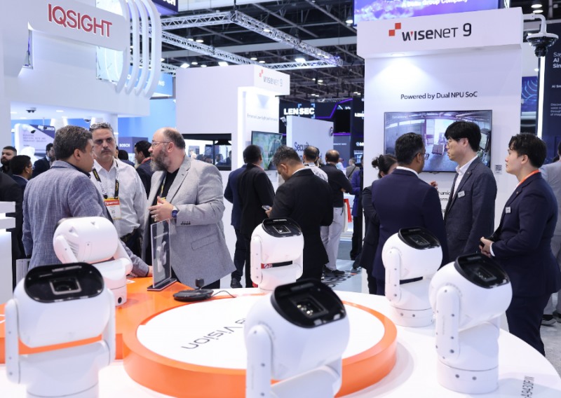 한화비전의 부스에 AI 러기다이즈드 PTZ 카메라가 전시되어 있다.