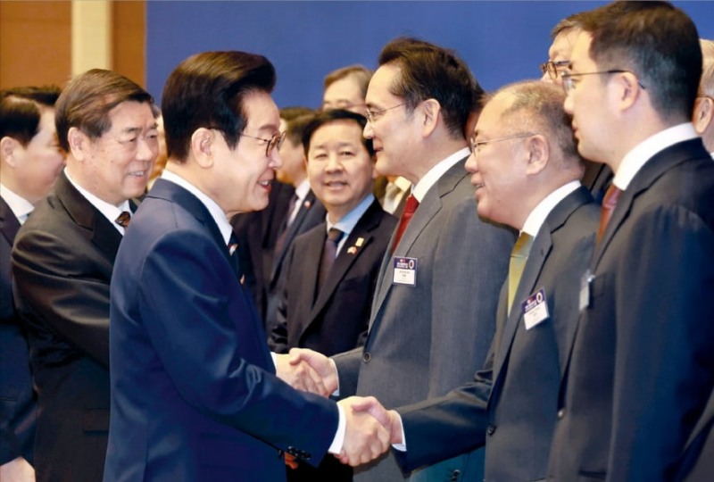 이재명 대통령이 5일 중국 베이징 댜오위타이에서 열린 한·중 비즈니스포럼에서 정의선 현대자동차그룹 회장과 악수하고 있다.