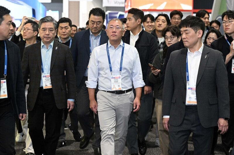 정의선 현대차그룹 회장이 세계 최대 가전·정보기술(IT) 전시회 'CES 2026'이 개막한 6일(현지시간) 미국 네바다주 라스베이거스 컨벤션센터를 둘러보고 있다.