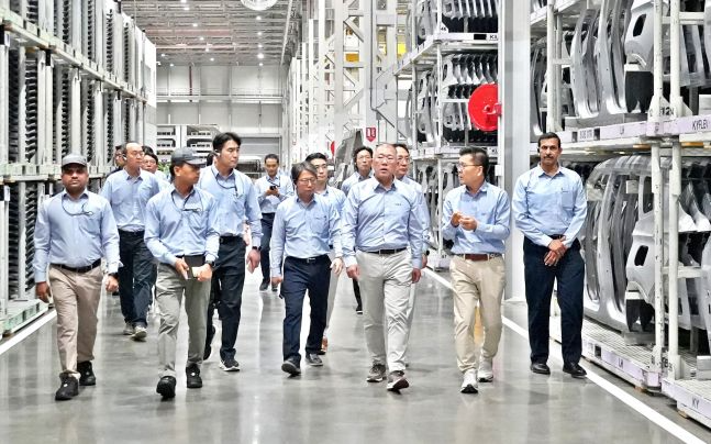 정의선 현대자동차그룹 회장이 인도 안드라프라데시주에 위치한 기아 아난타푸르공장에서 임직원들과 함께 생산 라인을 점검하고 있다.
