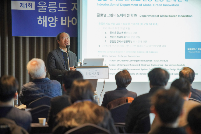 황성수 한동대 울릉캠퍼스 원장이 울릉캠퍼스를 소개하고 있다. (사진제공=한동대)