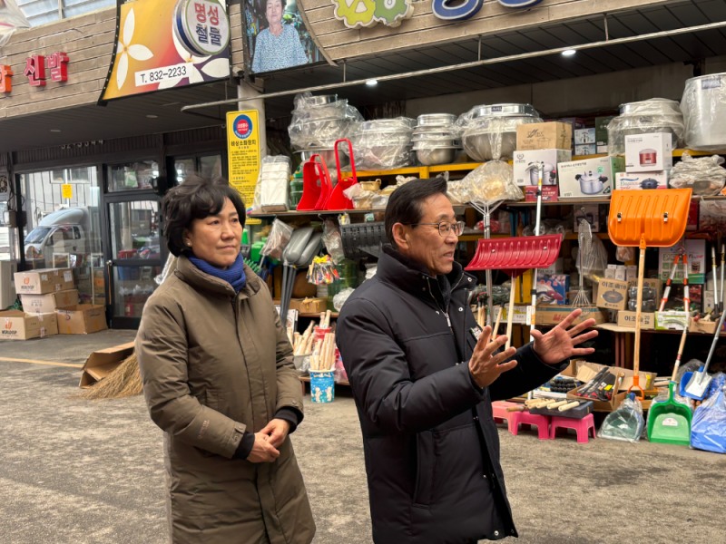 이차영 전 괴산군수, 괴산 오일장 방문…지역 상권 분위기 살펴