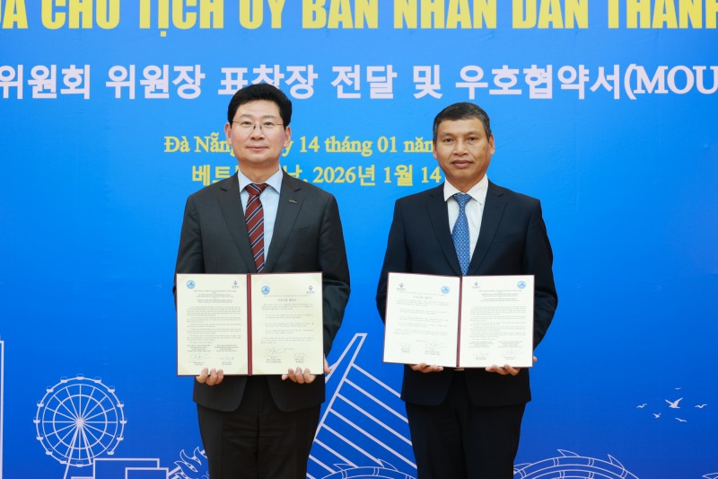 다낭 시청에서 호 끼 민 다낭시 상임 부인민위원장(오른쪽) 우호협약 체결