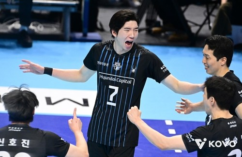 현대캐피탈, 삼성화재 3-0 완파...신호진 데뷔 첫 트리플크라운