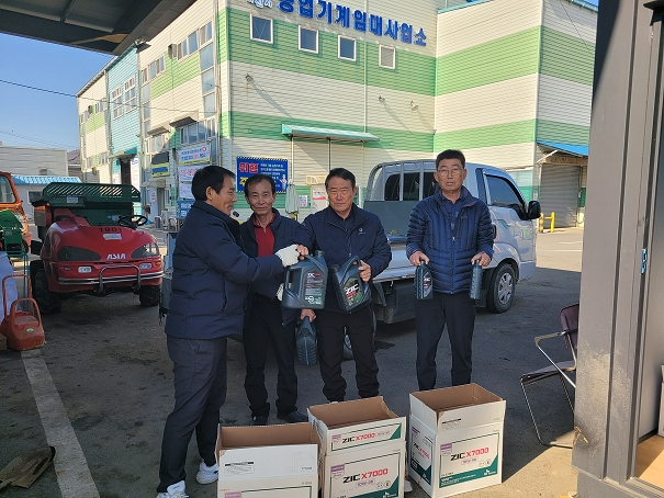 폐오일 수거 후 새 엔진오일을 지급받고 있는 사진 (아산시 제공)