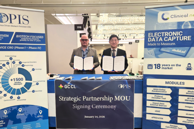 업무 협약 체결식 후 기념 촬영 중인 지오반니 트롤레세(Giovanni Trolese) OPIS 부사장(좌측)과 조관구 지씨씨엘 대표(우측)〉