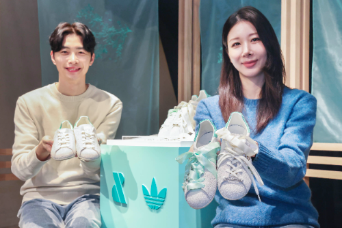 분더샵 청담점 플래그십 매장에서 모델들이 한정판 협업 제품을 소개하고 있는 모습 / 사진 = 신세계백화점