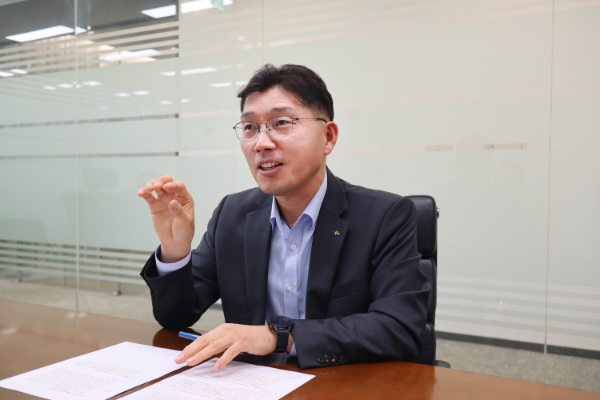 질문에 답하고 있는 KB자산운용 연금WM본부 범광진 본부장.