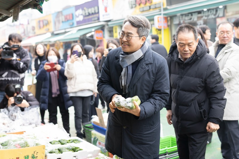 김동연 경기도지사,의왕 도깨비시장 찾아 상인들 격려