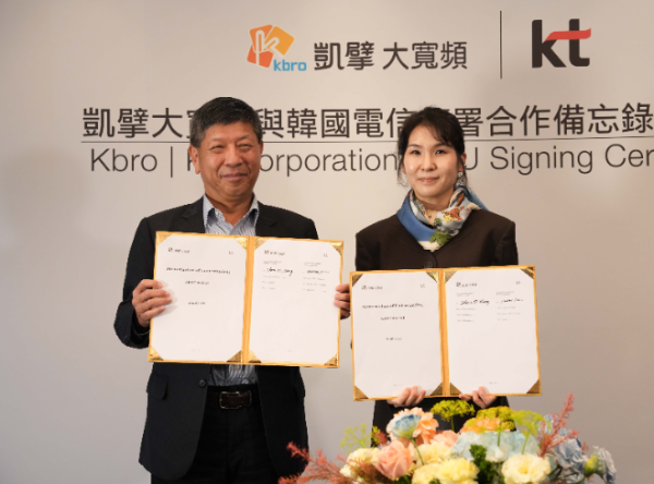 (왼쪽부터) KBRO 스티브 H.S 왕 회장, KT 미디어부문장 김채희 전무가 대만 현지 빅토리아 호텔에서 스마트 홈 서비스 및 AI 기반 디지털 미디어 공동 개발을 위한 전략적 업무협약(MOU)을 체결하고 기념사진을 촬영하고 있다.