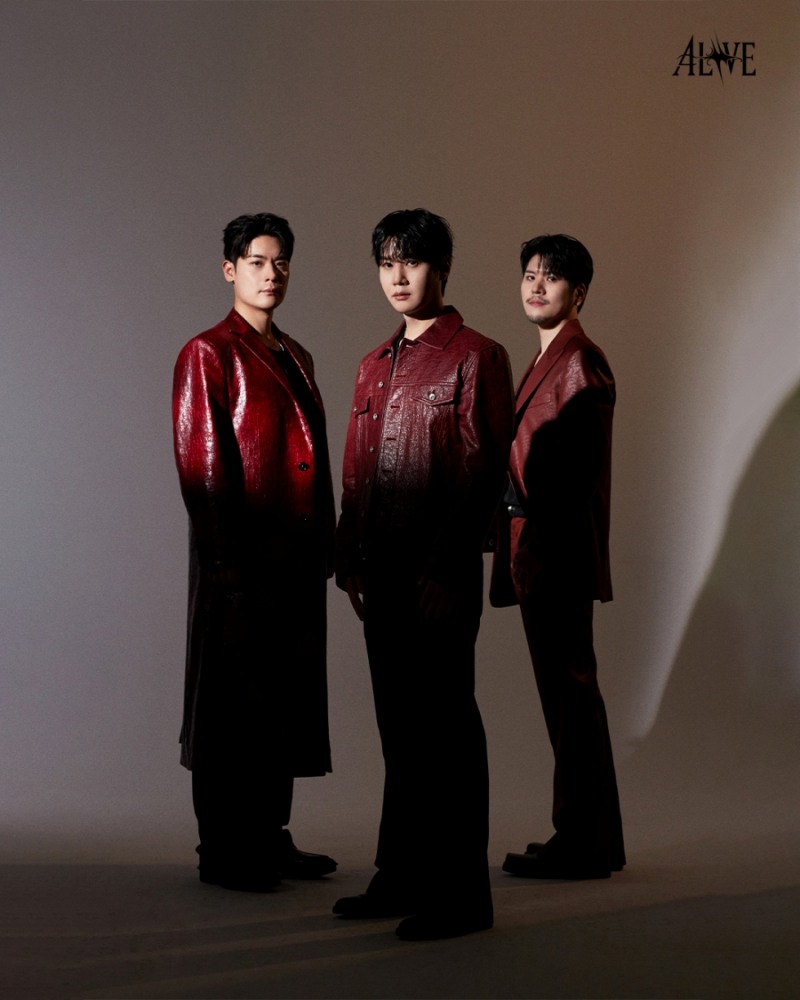 라포엠, 새 앨범 'ALIVE' 새 이미지 티저 공개…‘치명 버건디 셋업+강렬 카리스마’