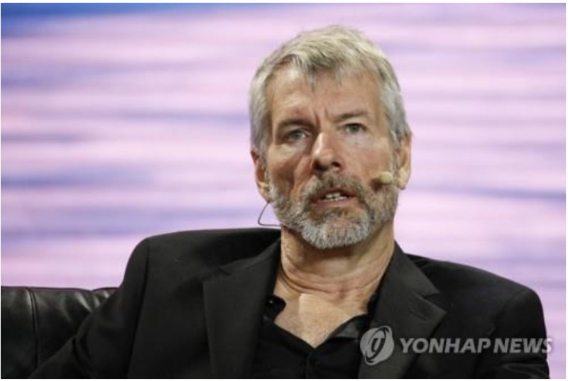 투자은행 TD코언은 스트래티지가 올해 비트코인을 15만5천개 추가 매수할 것으로 전망했다. 사진=스트래티지 창업자 마이클 세일러 CEO, 로이터통신, 연합뉴스