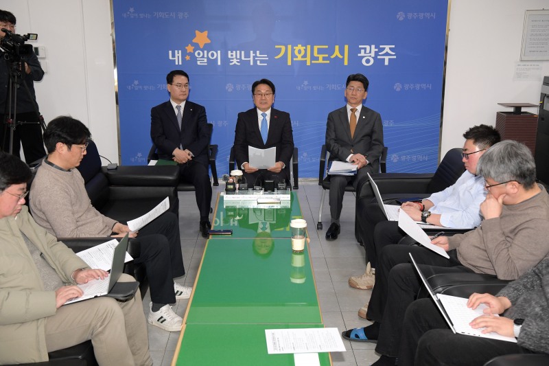 강기정 광주광역시장이 16일 시청 기자실에서 기자차담회에 참석해 정부의 통합특별시 인센티브안 발표에 대한 환영의사를 밝히고 있다. (사진제공=광주광역시)